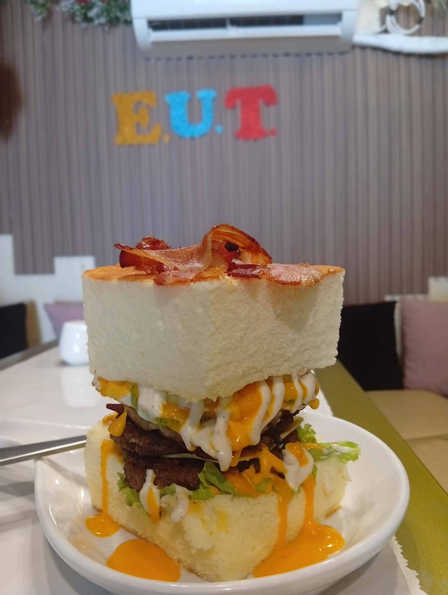 CLOUDY E.U.T. BURGER