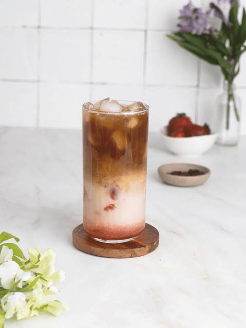 ICED STRAWBERRY LATTE